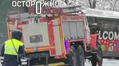 Автобус врезался в дерево и парализовал движение в Подмосковье