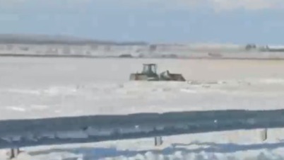 Три трактора провалились под лед в Башкирии один за другим, их не могут достать