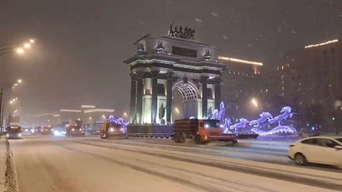 Городские службы начали очищать дороги в ожидании усиления снегопада