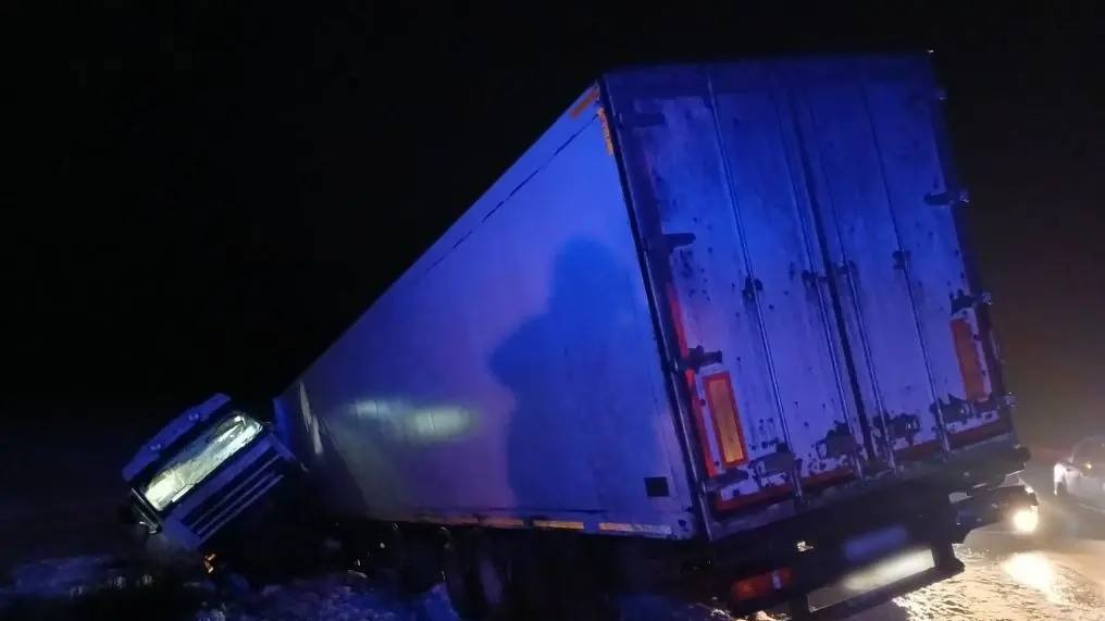 Семь человек погибли при столкновении машин и грузовика в Волгоградской области