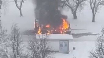 Медицинский автомобиль с инвалидом и врачами внутри загорелся на юге Москвы