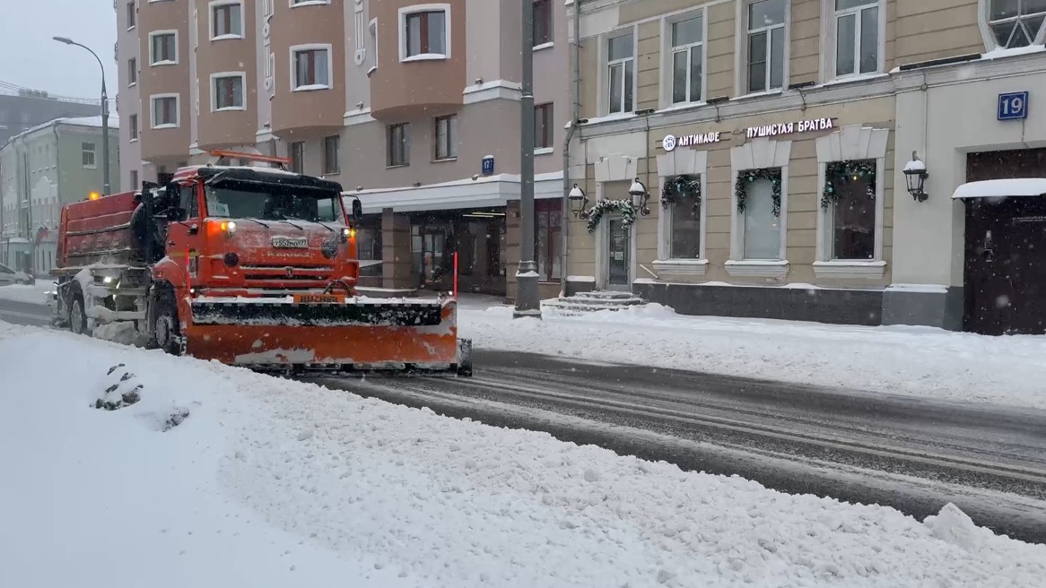 Около 130 тысяч человек задействованы в уборке снега в Москве