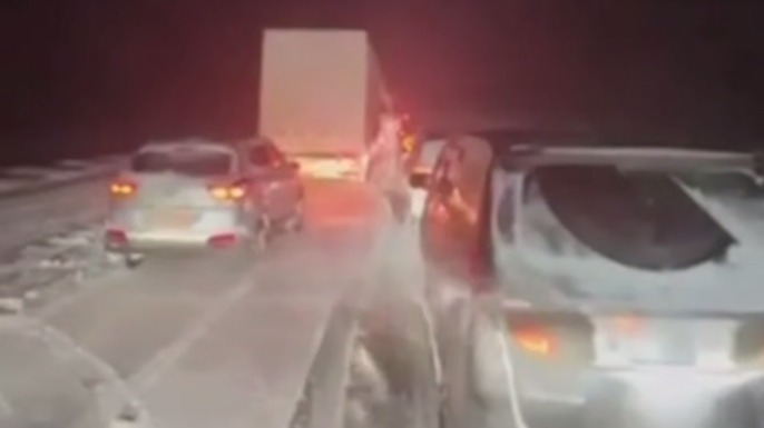 На трассе Ярославль — Москва водители стоят в пробке более восьми часов