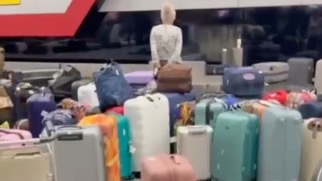 В аэропорту Шереметьево разгрузили багаж после долгой задержки