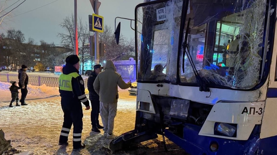 Девять человек пострадали при столкновении автобуса со столбом в Екатеринбурге