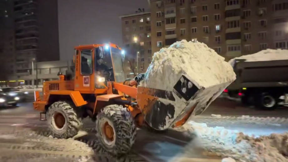 Городские службы продолжают ликвидировать последствия мощного снегопада 