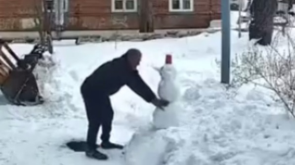 Чистящий снег в Оренбурге тракторист спас снеговика