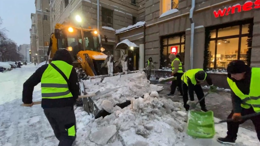 Около 145 тысяч человек ликвидируют последствия снегопада в Москве