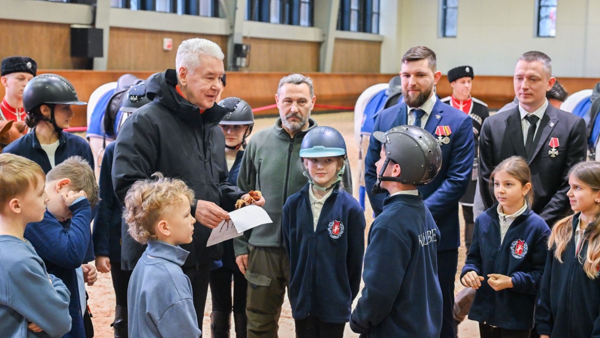 Мэр Москвы Сергей Собянин пообщался с юными воспитанниками Кремлевской школы верховой езды в новом манеже на ВДНХ