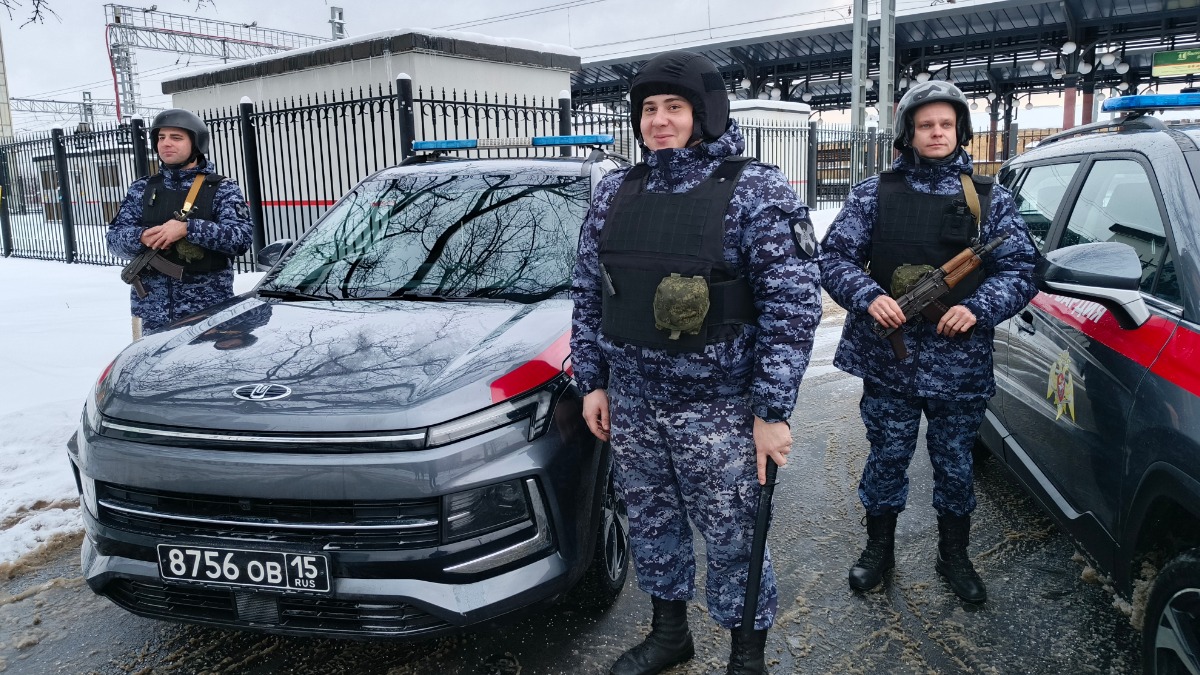 Сотрудники вневедомственной охраны Рустам Бухориев, Эльшан Кулиев и Вадим Кузин наблюдают за пассажирами во время дежурства на улице Каланчевской, недалеко от станции МЦД «Площадь трех вокзалов»