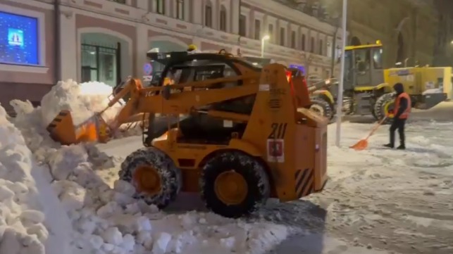 Городские службы в круглосуточном режиме ликвидируют последствия мощного снегопада