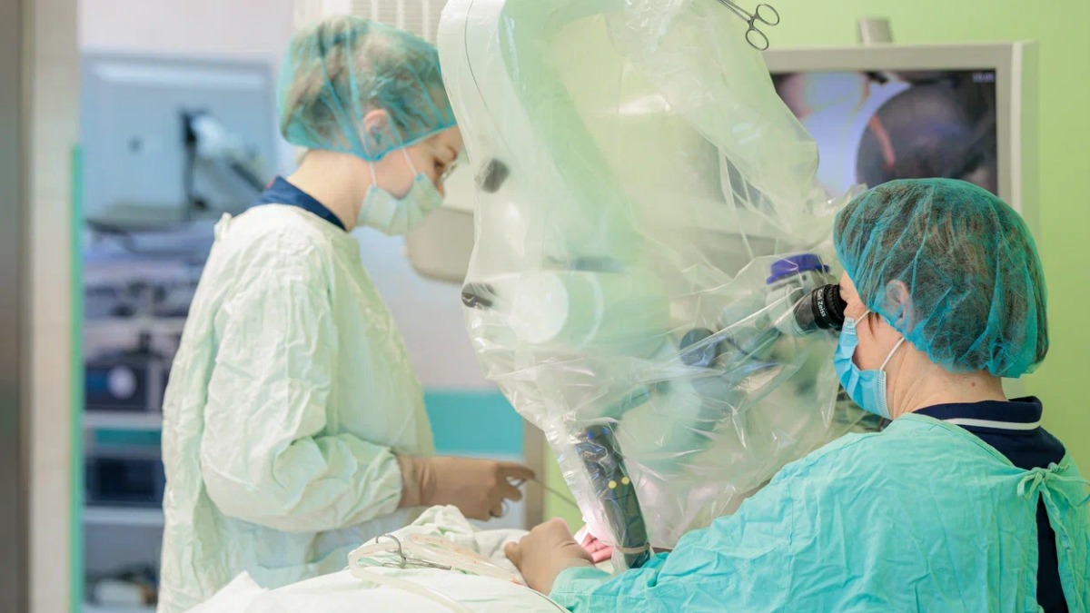 Заммэра Ракова: Столичные хирурги вылечили пациента, который слышал движение собственных глаз