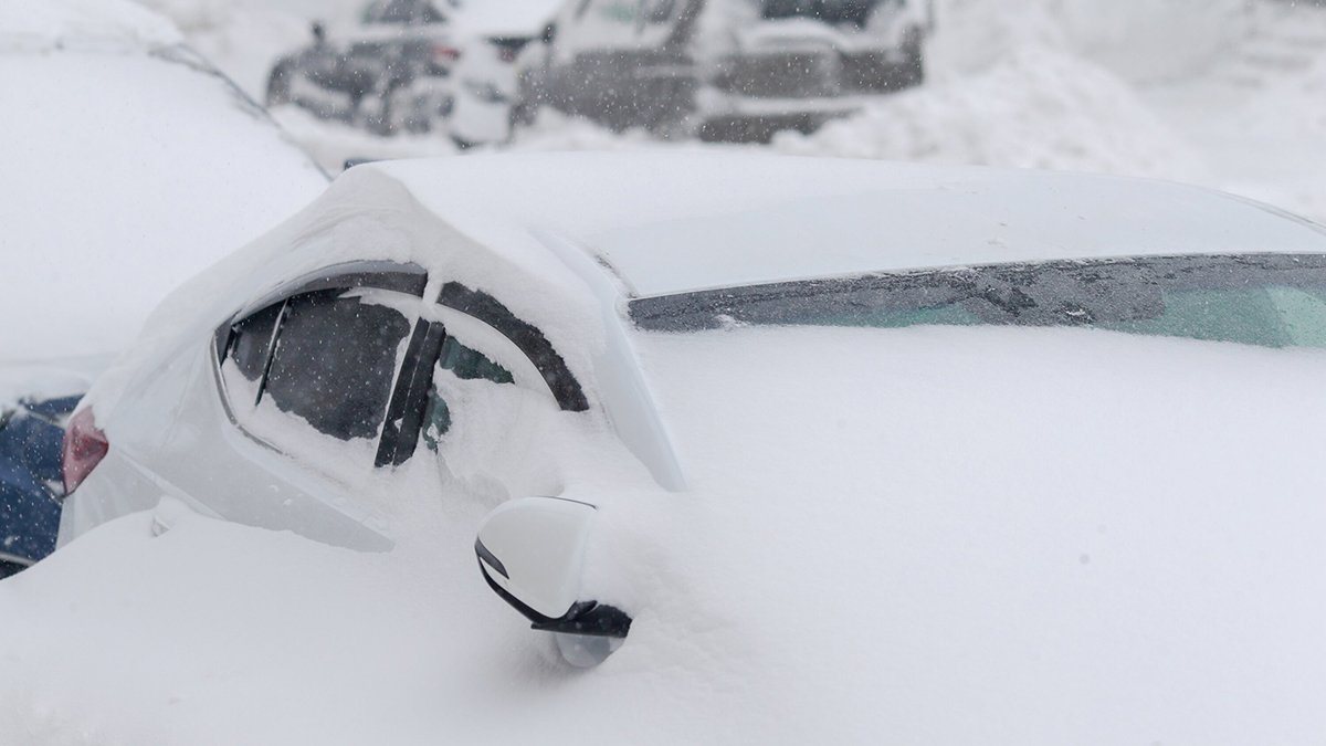 Соседи пожаловались участковому на почистившего улицу от снега мужчину 