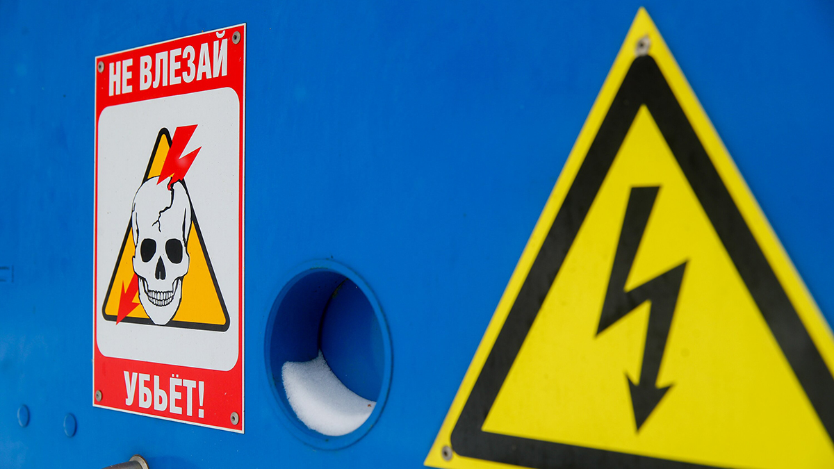 Подросток залез на трансформаторную будку и погиб от удара током в Мамонове