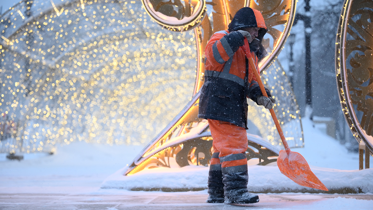 Врач Тяжельников: Уборка снега лопатой может быть опасна для позвоночника