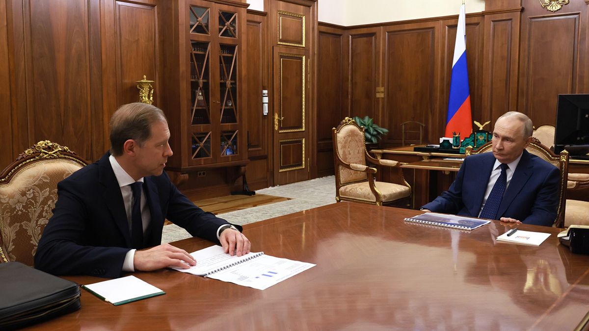 Путин встретился с первым заместителем председателя правительства Мантуровым