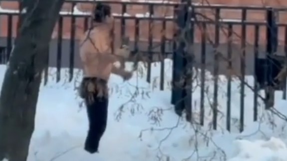 Полуголого мужчину с ножом в руке заметили у здания ГАИ в Мытищах