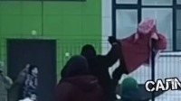Мужчина в Татарстане перекинул дочь через забор лицея, чтобы избежать очереди