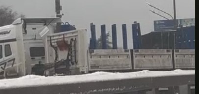 Два грузовика и легковушка столкнулись на Жулебинской эстакаде в Москве