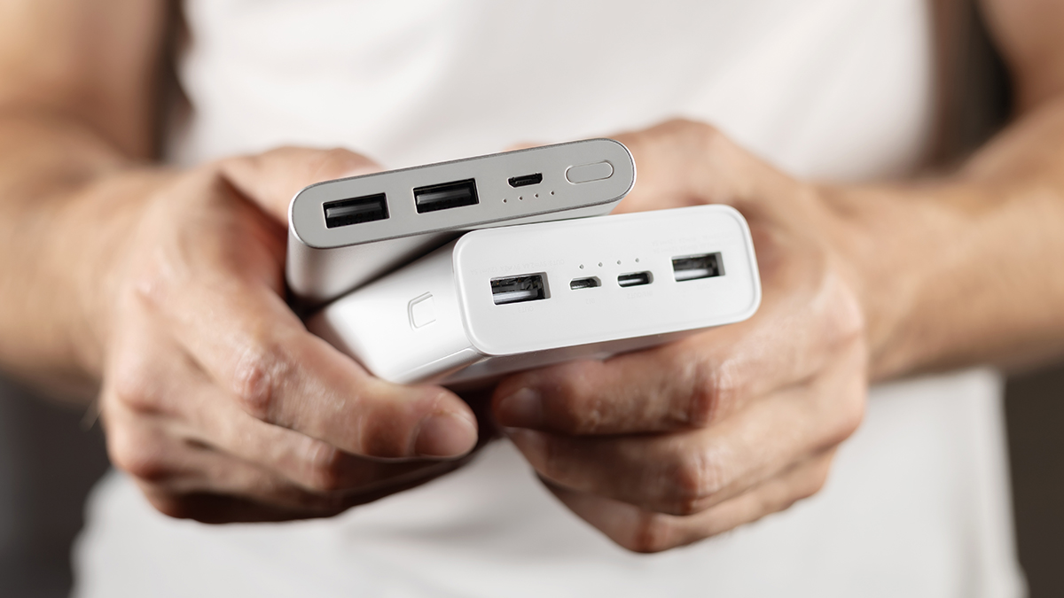 «Известия»: Росавиация рекомендовала запретить перевозку пауэрбанков в самолетах