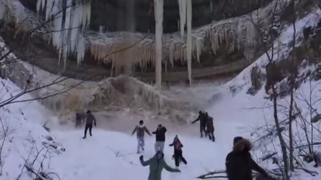 Замерзший водопад обрушился на туристов в Эстонии (видео)