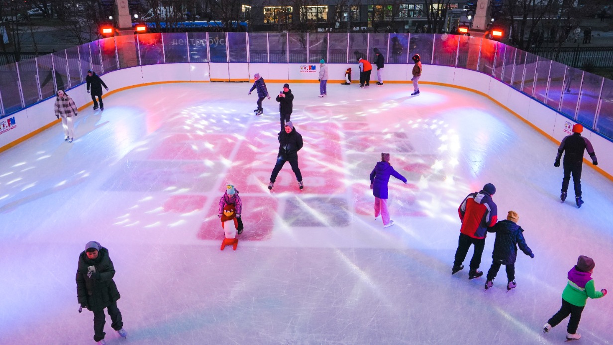 Катки на площадках «Московских сезонов» продолжают работу