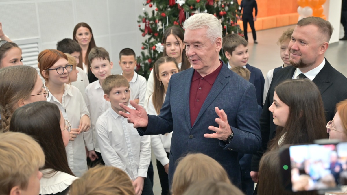 Мэр Москвы Сергей Собянин и директор школы № 338 Дмитрий Плужников общаются с учащимися на открытии нового школьного корпуса в районе Коммунарка. В здании оборудованы современные лаборатории по разным направлениям
