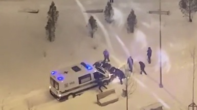 Скорая застряла в снегу во дворе на юго-востоке Москвы