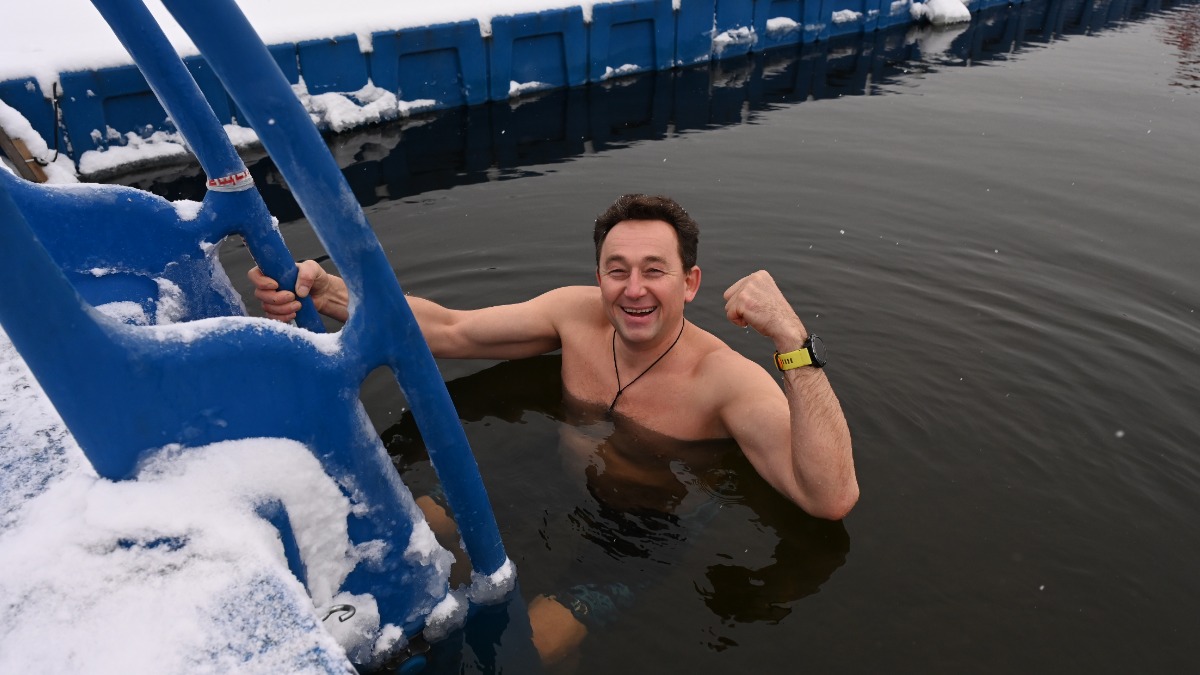 Руководитель Всероссийской федерации зимнего плавания, Клуба моржей Серебряного Бора Андрей Замыслов окунается в прорубь в Гребном канале