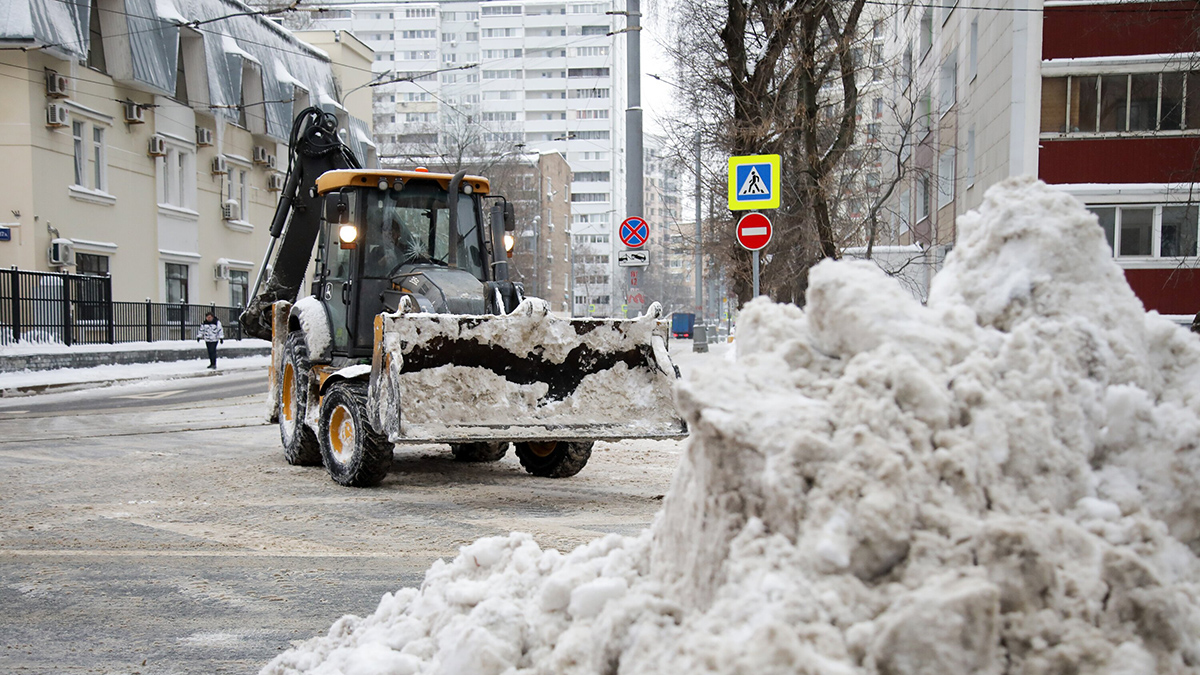 В вывозе снега с улиц Москвы задействовано почти пять тысяч единиц техники