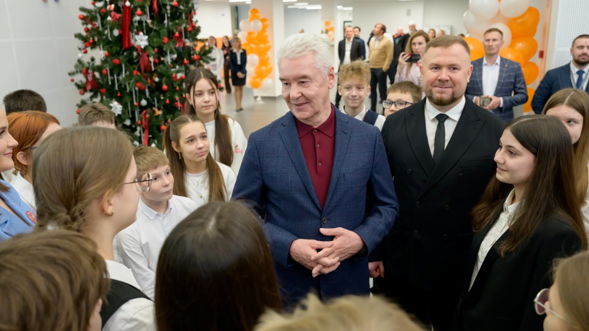 Мэр Москвы Сергей Собянин и директор школы Дмитрий Плужников в новом учебном корпусе школы № 338