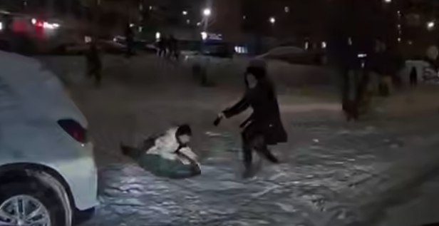 Прямо под колеса: опасная горка появилась в подмосковных Мытищах