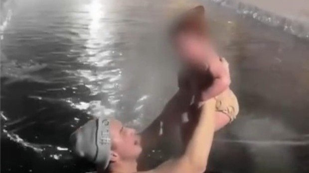 Россиянин трижды окунул годовалого ребенка в прорубь в 30-градусный мороз