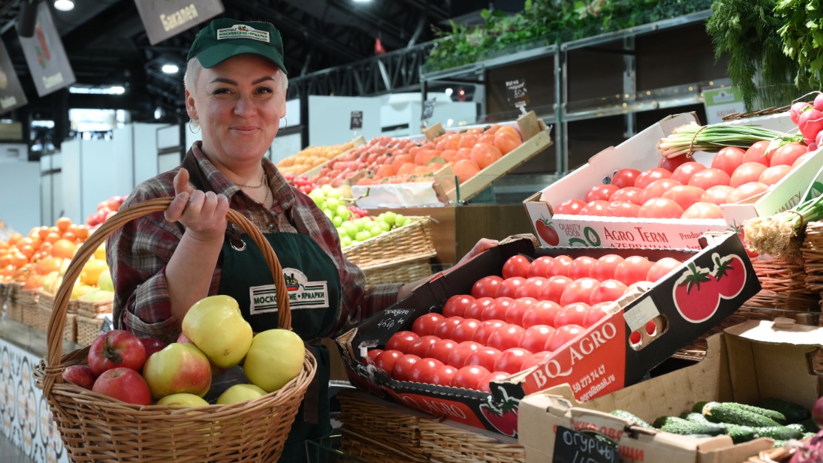 Продавец межрегиональной ярмарки на улице Авиационной Ирина Пучкова купила у коллеги яблоки — уж больно они аппетитные