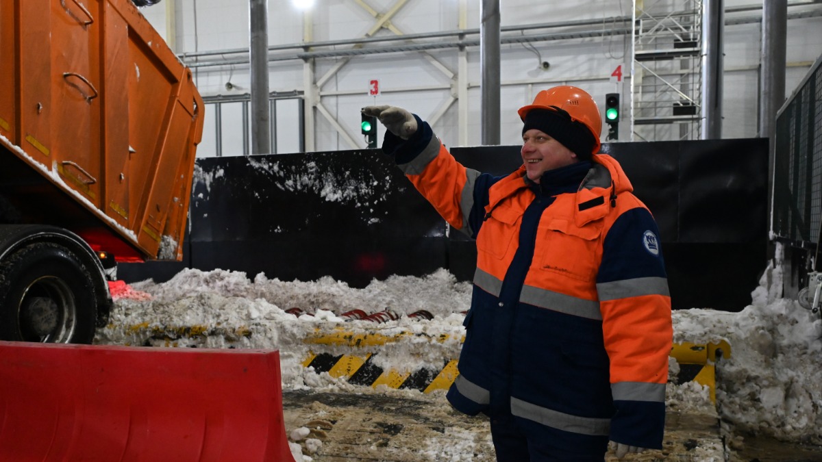 Слесарь аварийно-восстановительных работ Василий Кокоулин контролирует сброс снега в сепаратор-дробилку