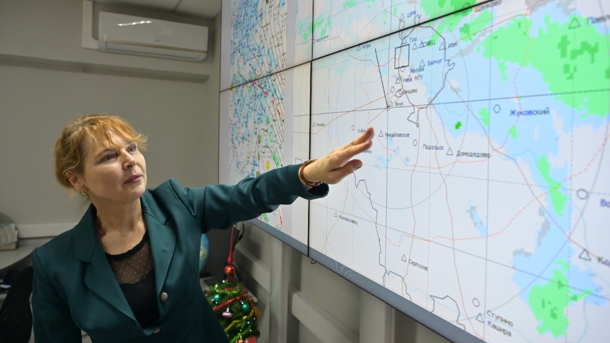 Начальник лаборатории краткосрочных прогнозов по Центральному федеральному округу Гидрометцентра России Татьяна Дмитриева показывает движение воздушных масс на карте Московского региона