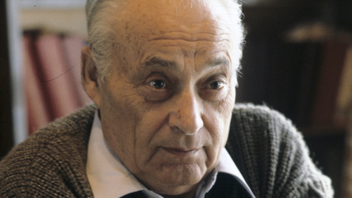 Анатолий Рыбаков в зените мировой славы: он уже опубликовал «Детей Арбата» и их продолжение — «Тридцать пятый и другие годы». Впереди еще два романа — «Страх» и «Прах и пепел»: действие эпопеи в результате охватит период с 1933 по 1943 год