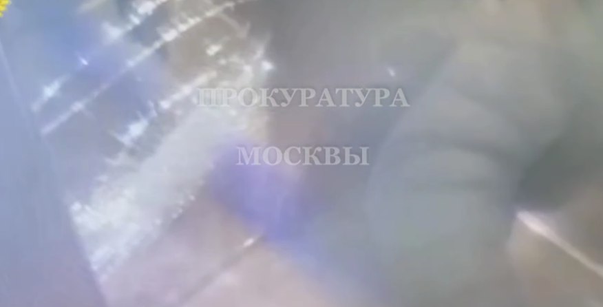Бывший зэк разбил зеркало в лифте на станции «Петровский парк» в Москве