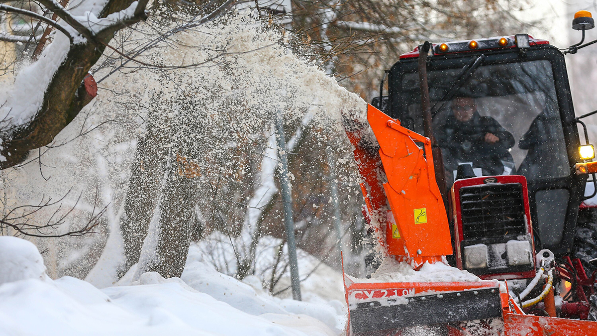 Подъезды к контейнерным площадкам в Москве расчищают после обильного снегопада