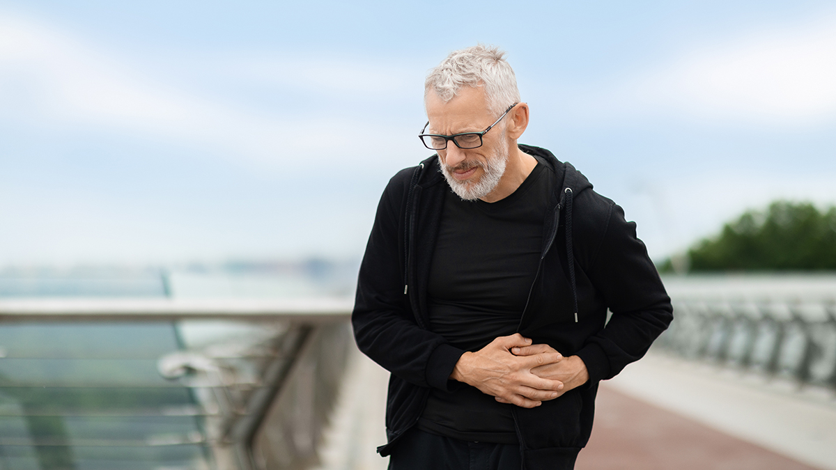 Почему болит левый бок: причины, что делать