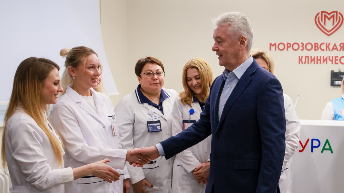 Мэр Москвы Сергей Собянин на открытии Центра ранней помощи в Морозовской детской больнице пообщался с медиками