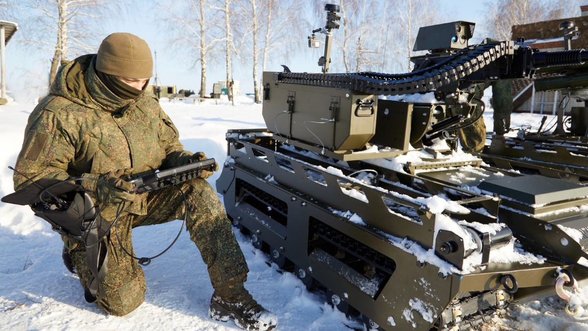 Оператор наземных беспилотных систем «Лист» из группировки войск «Север» и НРТК «Курьер» с крупнокалиберным танковым пулеметом Никитина — Соколова — Волкова (НСВТ)