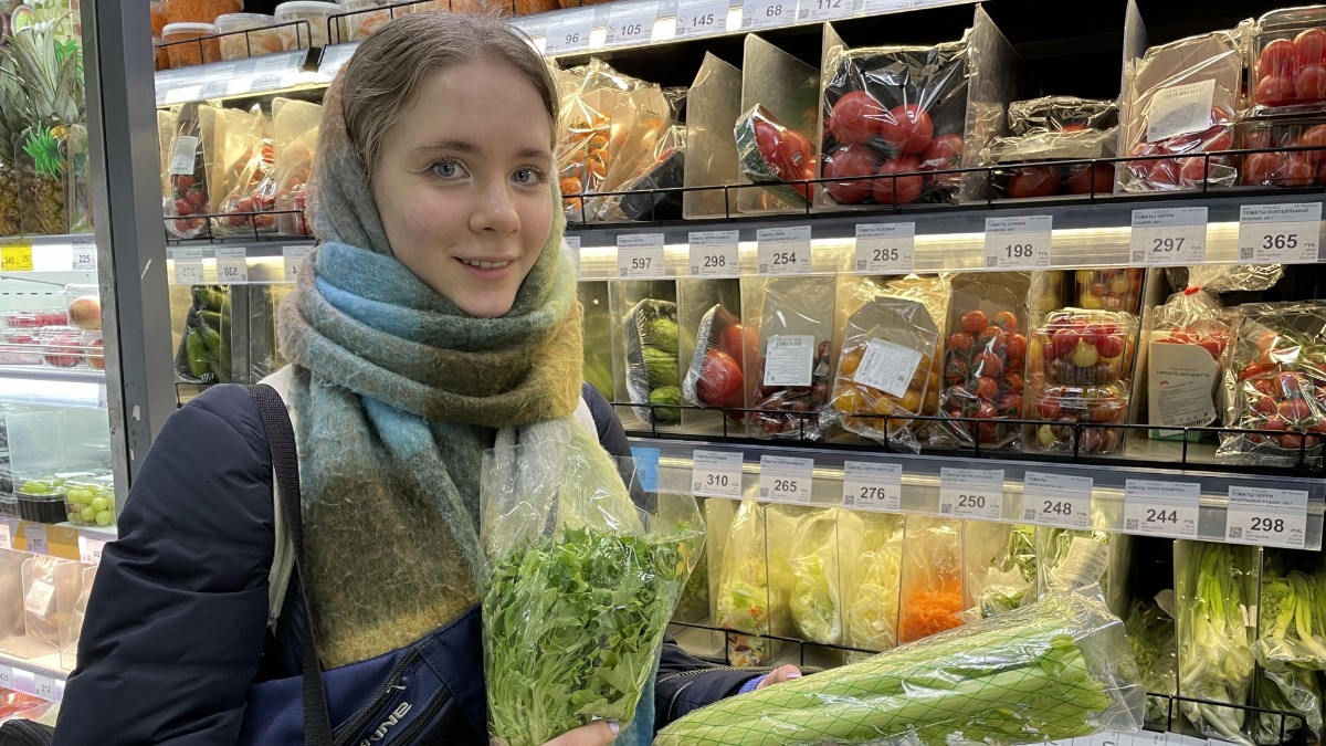 Покупатель Мария Кохан выбирает продукты в магазине здорового питания, учитывая то, что главное правило полноценного рациона — это его разнообразие