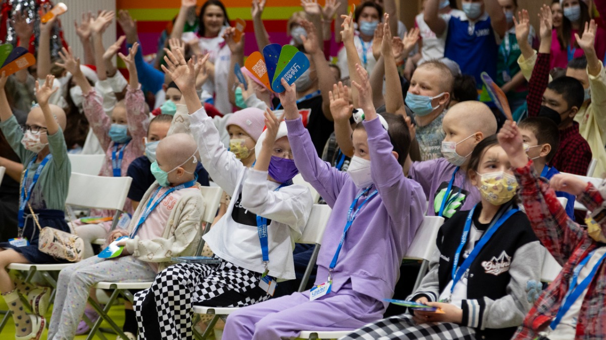Новогодние представления прошли в госпитальных школах Москвы