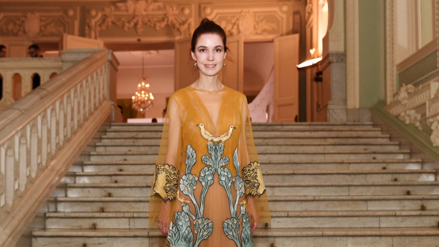 Алена Ахмадуллина уверена, что модельерам нужно переводить народные мотивы на современный лад