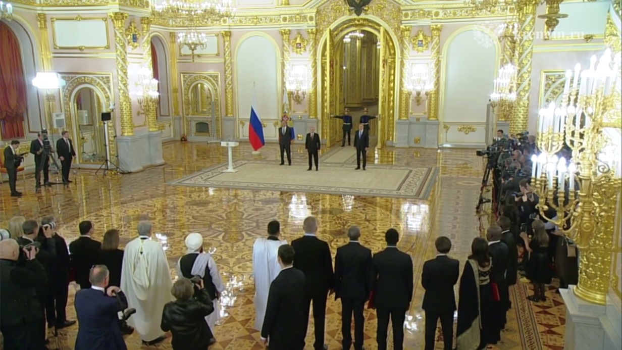 Путин начал принимать верительные грамоты у 34 послов иностранных государств