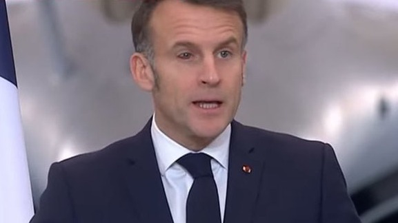 «Опять избила жена»: в Сети высмеяли Макрона из-за покрасневшего глаза
