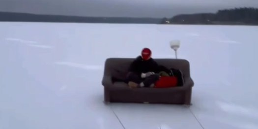 Жители Подмосковья прокатились по Сенежскому озеру на электробайке и диване