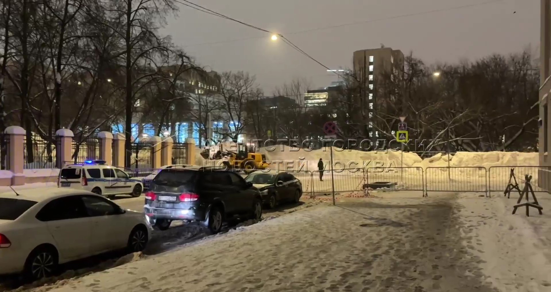 Полиция оцепила территорию для временного хранения снега на Миусской площади