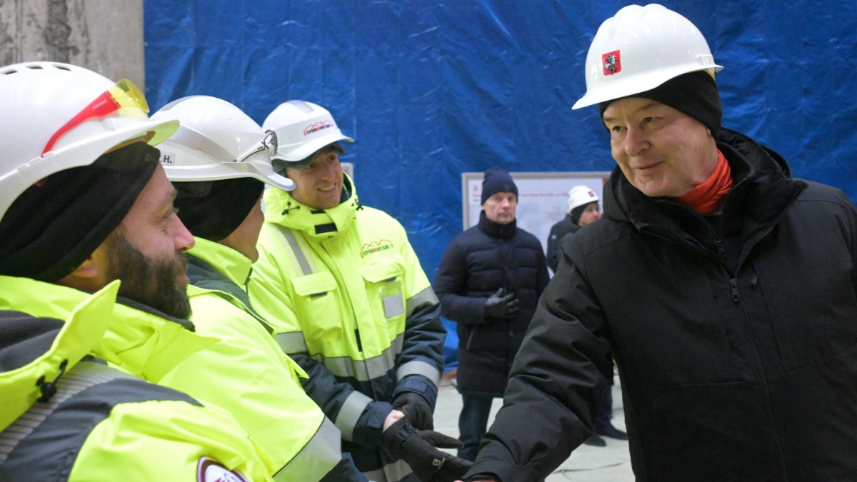 Мэр Москвы Сергей Собянин пообщался со строителями Рублево-Архангельской линии и дал старт проходке тоннеля от станции «Серебряный Бор» до «Строгино»